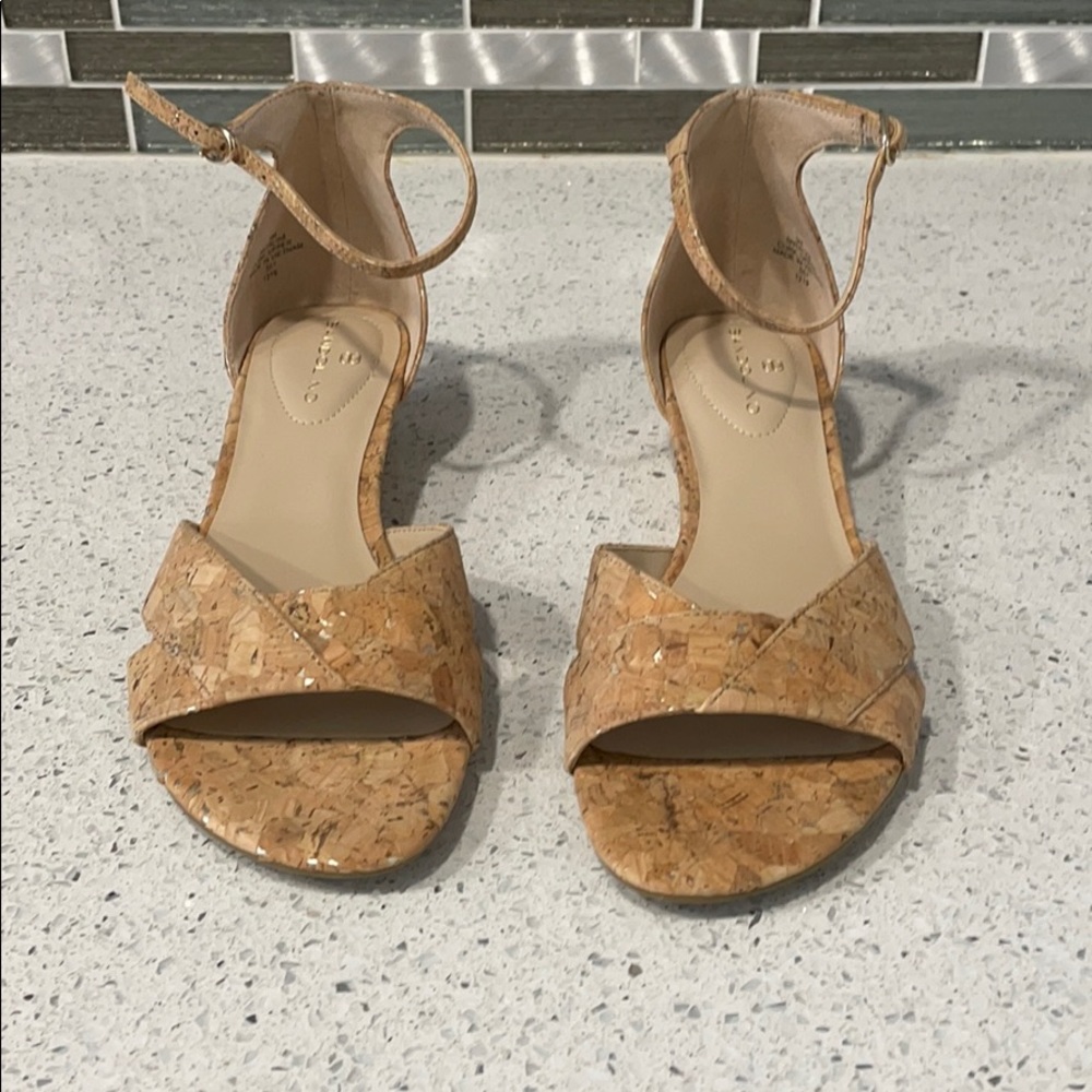 Bandolino sandals SIze 5M fits more like 6. New.
